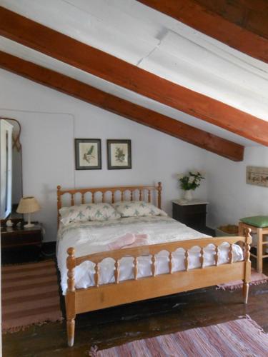 sypialnia z łóżkiem w pokoju w obiekcie Mansion at Chora in Andros w mieście Andros
