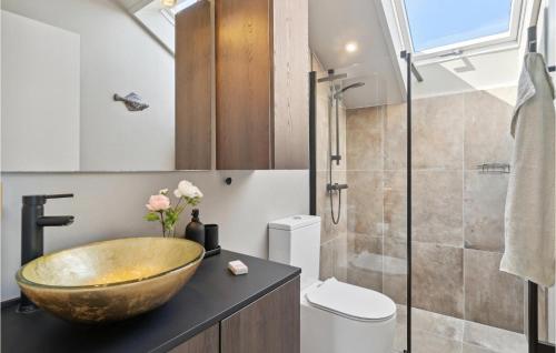 Koupelna v ubytování Cozy Home In Ebeltoft With Kitchen