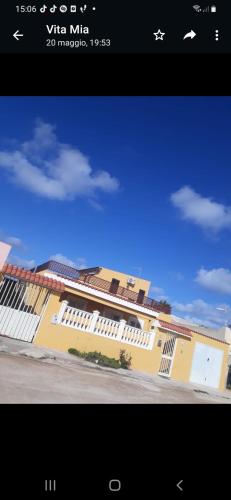 una imagen de un edificio con un cielo azul en Appartamento Domenico en Lampedusa