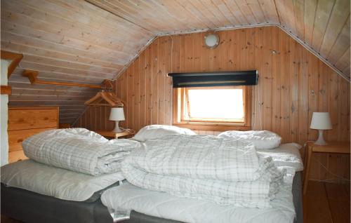 1 dormitorio con 1 cama con sábanas blancas y ventana en 2 Bedroom Awesome Home In Backaryd, en Backaryd