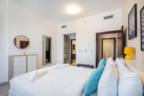 Postel nebo postele na pokoji v ubytování Hidden Gem 1 Bedroom apt in Dubai Sport City