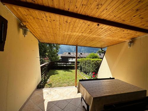 una vista sul soffitto di un patio con soffitto in legno di Apartma Vivo a Bovec