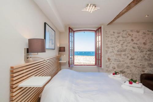 アンティーブにあるMAISON MARINA - Absoluty Antibes - New-Luxury old Antibes - 1st Row Sea View Terraceのベッドルーム1室(ベッド1台付)が備わります。