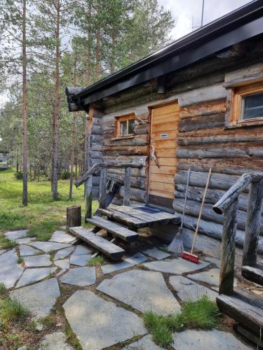 una cabaña de madera con escaleras que conducen a ella en Tuiskupirtti, en Saariselkä