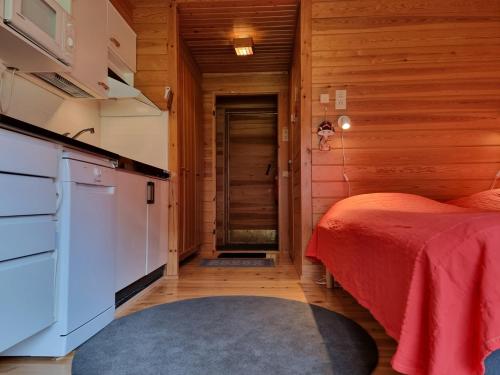 Habitación pequeña con cama y cocina en Tuiskupirtti, en Saariselkä