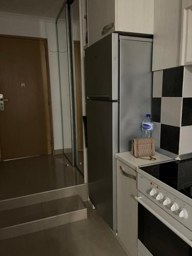 布德瓦Stan Budva - Potkosljun的厨房配有不锈钢冰箱和炉灶。