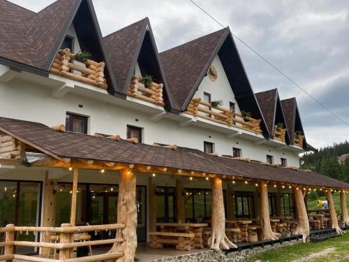 Bangunan di mana terletaknya rumah tamu ini
