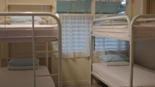 Bunk bed o mga bunk bed sa kuwarto sa Hostel Honolulu