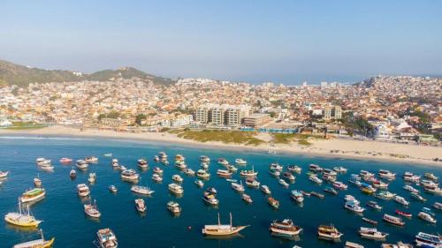 eine Luftansicht eines Hafens mit Booten im Wasser in der Unterkunft Arraial Praia Ap - Residence Club Praia dos Anjos in Arraial do Cabo