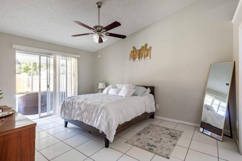 Schlafzimmer mit einem Bett und einem Deckenventilator in der Unterkunft Pool house Orlando - Disney in Orlando