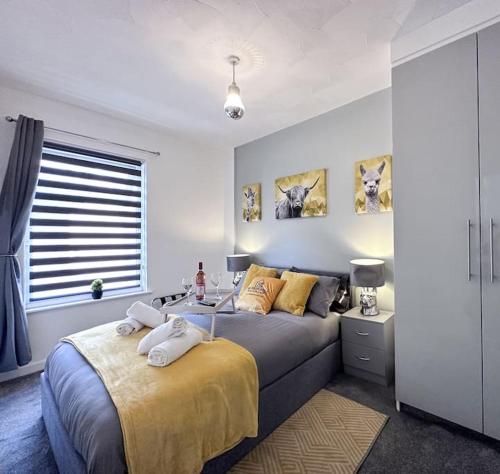 Un dormitorio con una cama grande y una ventana en Sleek Skyward Serenity 2bed with Pool Table - Ystrad en Llwyn-y-pia