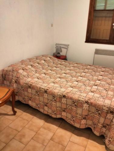SiscoにあるMaison individuelle padulellaのベッドルーム1室(毛布付きのベッド1台付)