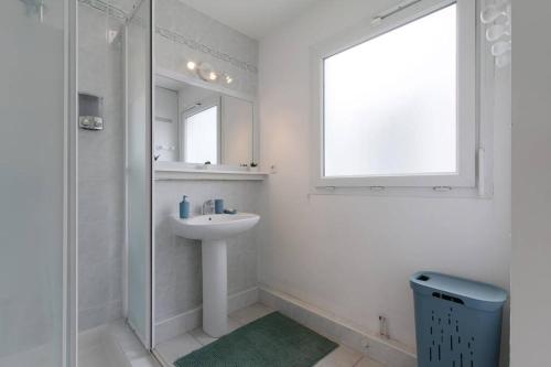 y baño blanco con lavabo y ducha. en *ALCO Appart 2 chambres, WIFI, Parking, Terrasses*, en Montpellier