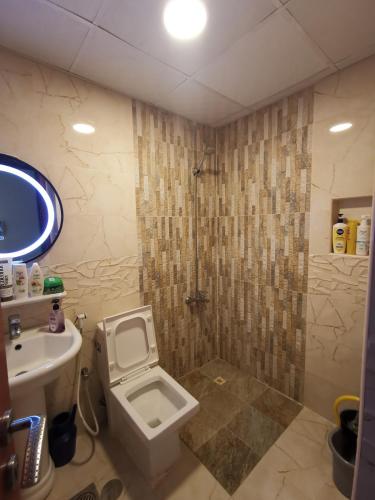 Ένα μπάνιο στο Furnished 1bhk with all needs