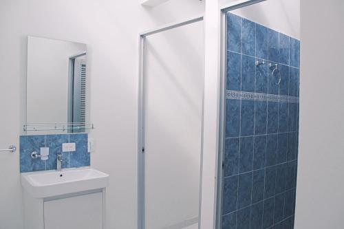 A bathroom at Finca Summerland ecohotel