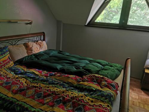 uma cama desfeita com um urso de peluche deitado sobre ela em Märchenschloss em Hart bei Graz