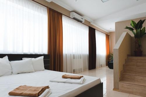 - une chambre avec un lit et 2 serviettes dans l'établissement Hotel 8th Mile, à Dnipro