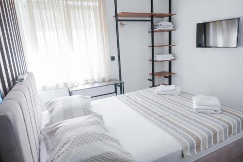 een slaapkamer met een bed met handdoeken erop bij Drnis Bliss apartment in Drniš
