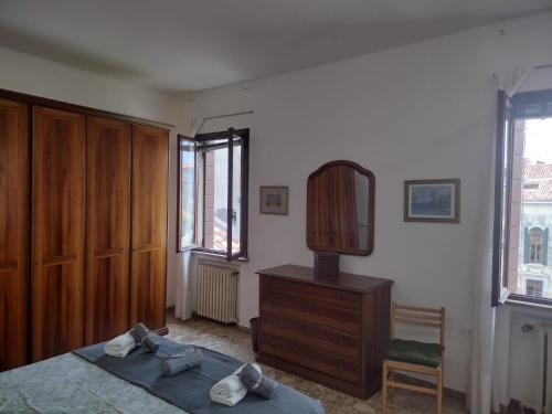 ein Schlafzimmer mit einem Bett, einem Spiegel und einer Kommode in der Unterkunft Stefy's rooms in Venedig