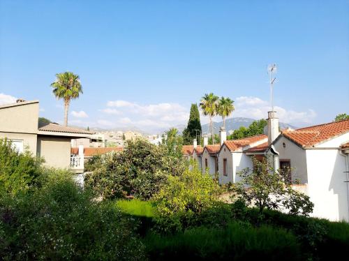 un grupo de casas con palmeras en el fondo en Huétor Vega precioso apartamento, en Huétor Vega