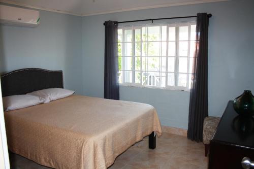 a bedroom with a bed and a window at Soleil Hartland 122 in Priory