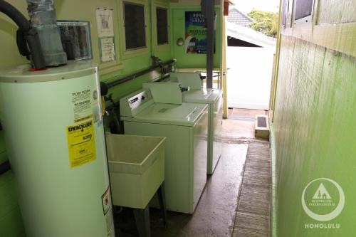 eine Küche mit mehreren Maschinen in einem Zimmer in der Unterkunft Hostel Honolulu in Honolulu