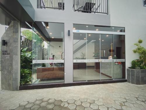 a glass storefront with a bench in a building at PLEIKU HIGHLANDS BOUTIQUE HOTEL in Plei Brel (2)