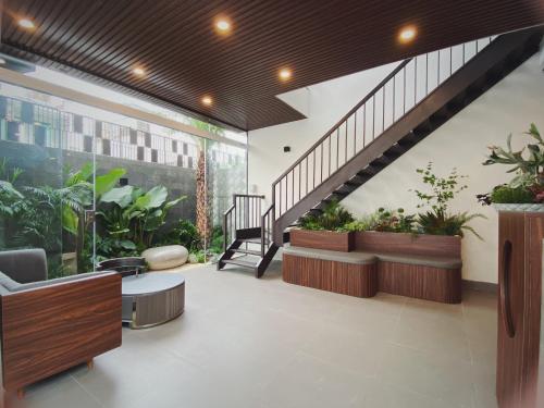 a lobby with a staircase and potted plants at PLEIKU HIGHLANDS BOUTIQUE HOTEL in Plei Brel (2)