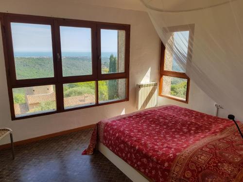 une chambre avec un lit et deux fenêtres dans l'établissement La Brise, provenzialisches Appartement in Vence, Côte d'Azur, für 6-8 Personen, à Vence
