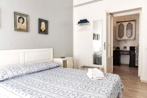 ローマにあるGarden Houseのベッドルーム1室(白いベッドカバー付)