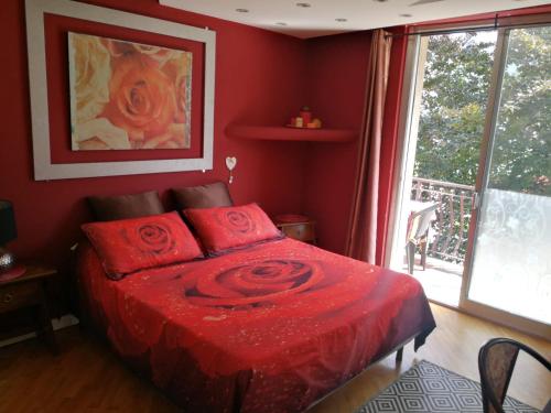 sypialnia z łóżkiem z czerwoną pościelą i oknem w obiekcie B&B Il Giardino Delle Fate w mieście Lecco