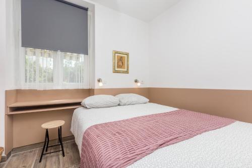 1 dormitorio con 2 camas y ventana en Kozala Apartment, en Rijeka