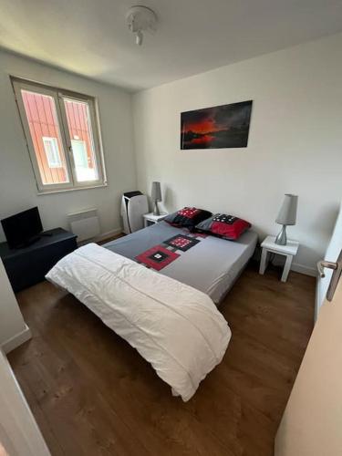 une chambre avec un grand lit dans une pièce dans l'établissement Le Nid du Teich, au Teich