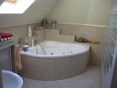 Habitación con baño con bañera grande. en Spacious Family House/ 5 bedrooms/ 12km to Opole 