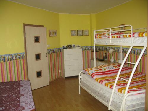 Spacious Family House/ 5 bedrooms/ 12km to Opole : غرفة نوم مع سرير بطابقين وخزانة