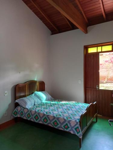 a bedroom with a bed and a window at Analândia: para dormir e sonhar in Analândia