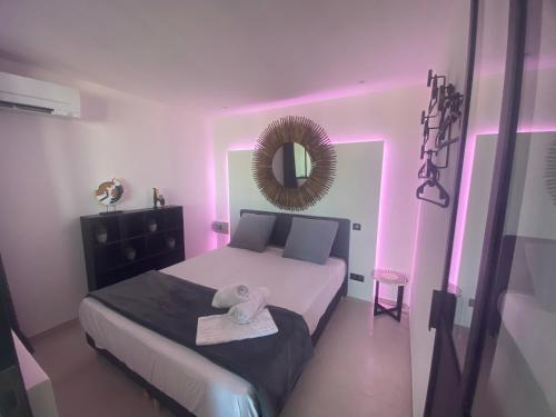 - une chambre avec un lit, un miroir et une chaise dans l'établissement MarinesAppartement, Le quai Tropézien marina, à Saint-Tropez