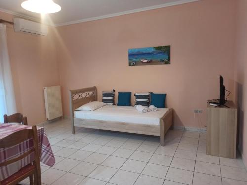 una camera da letto con un letto nell'angolo di una stanza di Irini apartment 3 a Néa Koútali