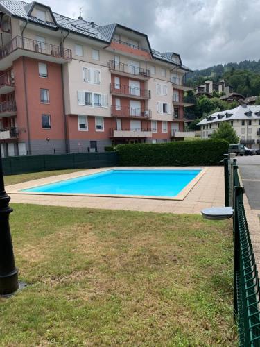 une piscine devant un immeuble dans l'établissement Le grand panorama appartement 2 chambres 6 personnes, à Saint-Gervais-les-Bains
