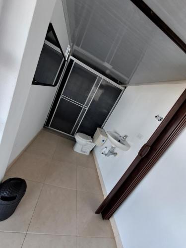 een badkamer met een toilet en een wastafel bij Carolina Ruiz in Villamaría