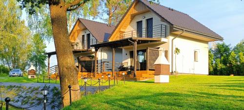 Taman di luar Brama Sanu - z prywatną linią brzegową Jeziora Solińskiego - pomosty - pontony - basen sezonowy