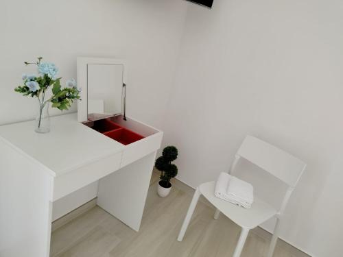 a white desk with a mirror and a chair at Sabbia di Mare in Termoli