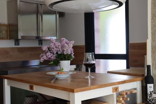 Φωτογραφία από το άλμπουμ του Lemodernlounge, hébergement cosy moderne spacieux σε Balaruc-les-Bains