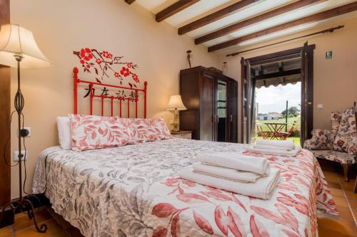 ein Schlafzimmer mit einem Bett mit Handtüchern darauf in der Unterkunft La Posada de Langre Anexo in Langre