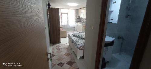 a small room with a bed and a bathroom at GRANOĞLU PANSİYON Uzungöl in Uzungol