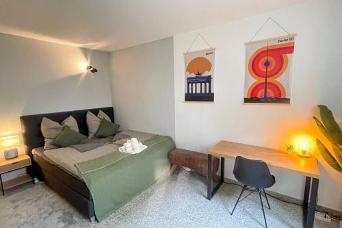 een slaapkamer met een bed en een bureau. bij Modern City Apartment l Netflix l fast wifi l Xbox in Berlijn
