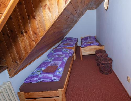 Una cama o camas en una habitación de PENZION HARRY na sjezdovce KRKONOŠE