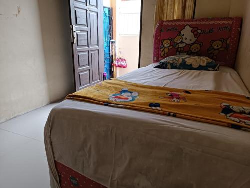 Giường trong phòng chung tại SPOT ON 92749 As-sakinah Syariah 2