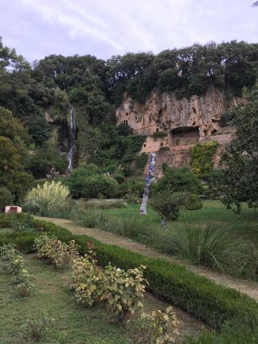 un jardin avec une cascade en arrière-plan dans l'établissement Studio sur les toits, à Villecroze
