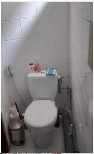 a bathroom with a white toilet in a stall at F2 idéalement situé J O in La Courneuve